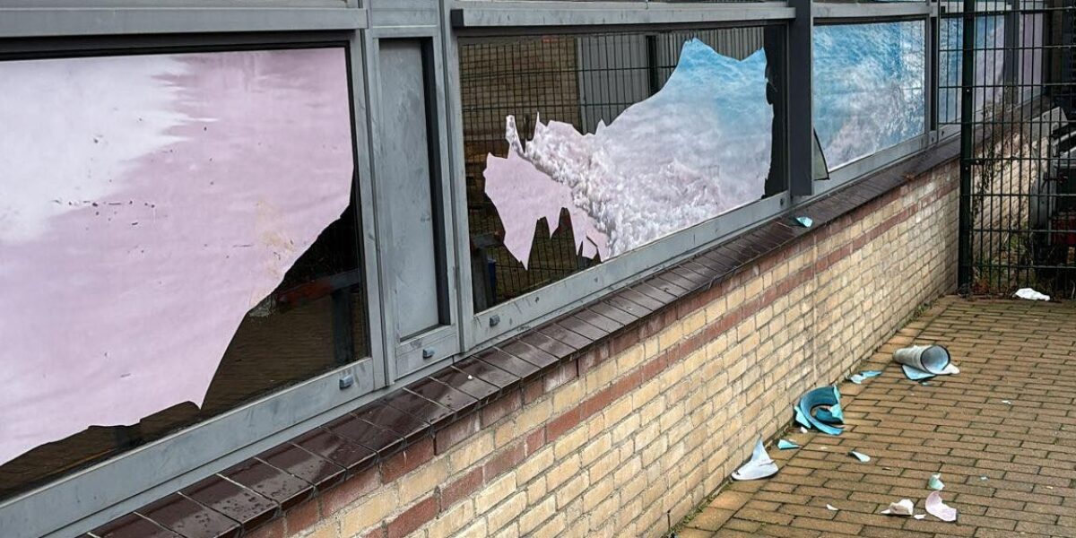 Jongeren trekken folie van ramen bij De Does