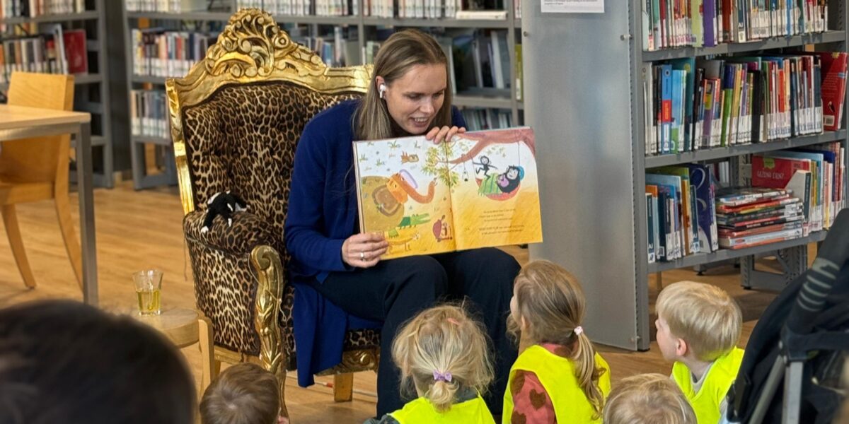 Burgemeester Struik leest voor aan kleuters