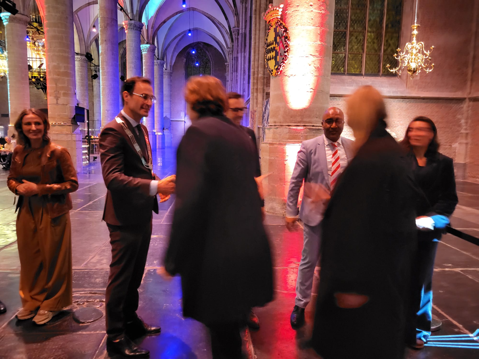 Burgemeester en wethouders gaven iedereen bij binnenkomst een hand