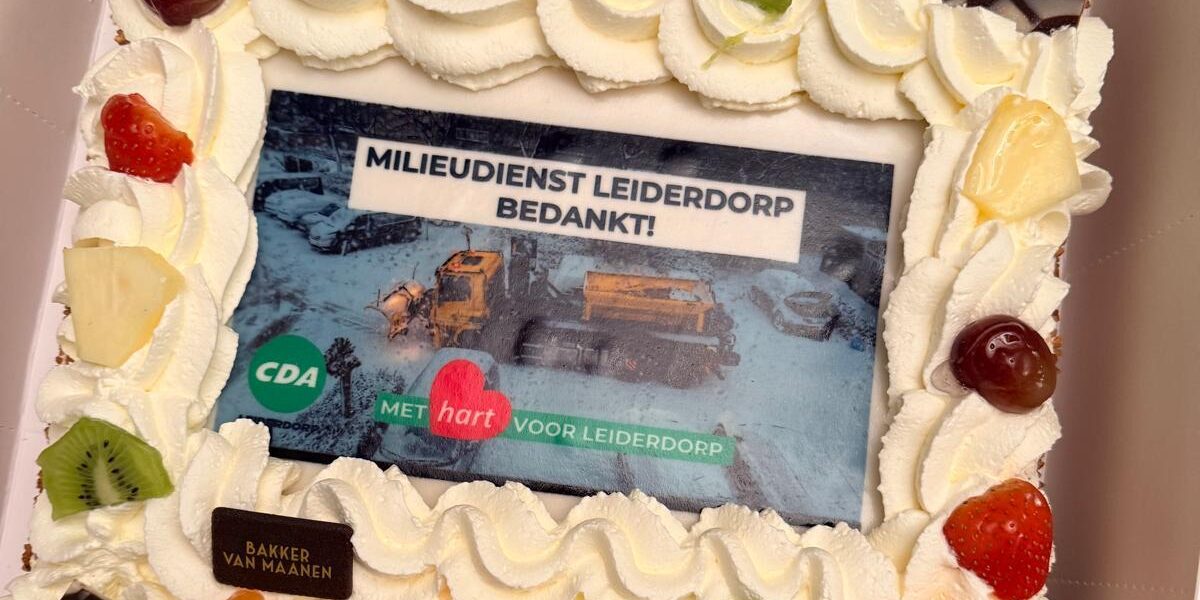 Drie taarten voor Leiderdorpse strooiploeg als dank voor hun inzet