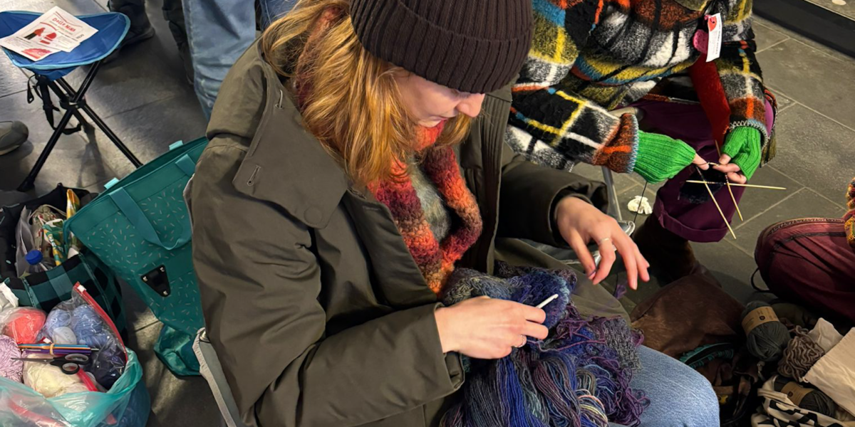 Handwerken als protest: Dolle Mina’s breien tegen seksueel geweld op Leiden Centraal