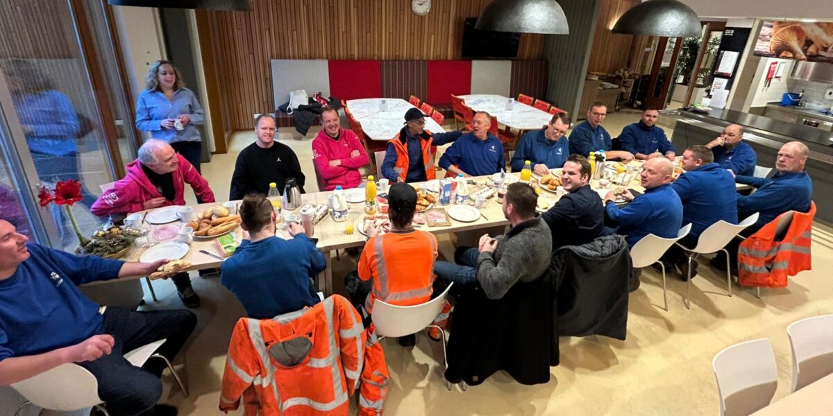 Vrienden maken ontbijt voor de strooiploeg