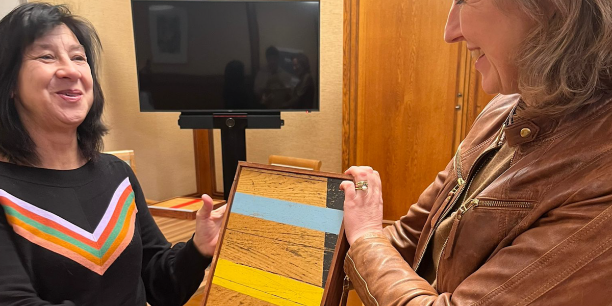 Drie inwoners Leiden ontvangen kunstwerk van vloer voormalige Vijf Meihal