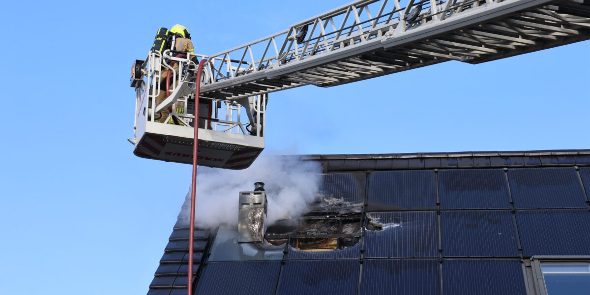 Zonnepanelen in brand op woning Stadhouderslaan
