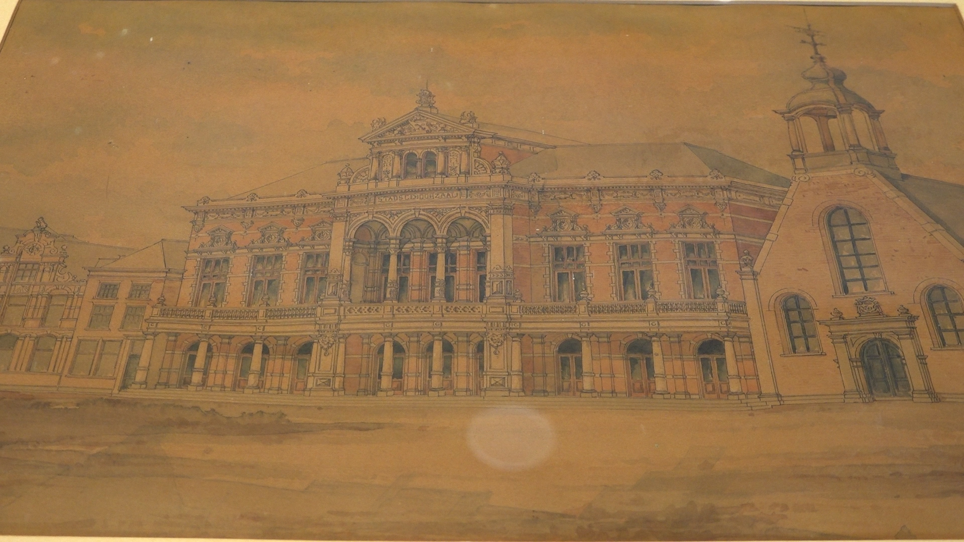 De tekening laat de voorkant van de Stadsgehoorzaal zien