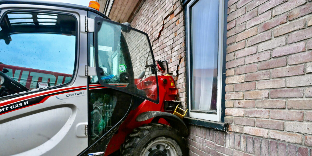 Verreiker rijdt tegen pand