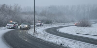 Auto glijdt van Willem van der Madeweg in Leiden door de gladheid.Auto tot stilstand in bossachage.