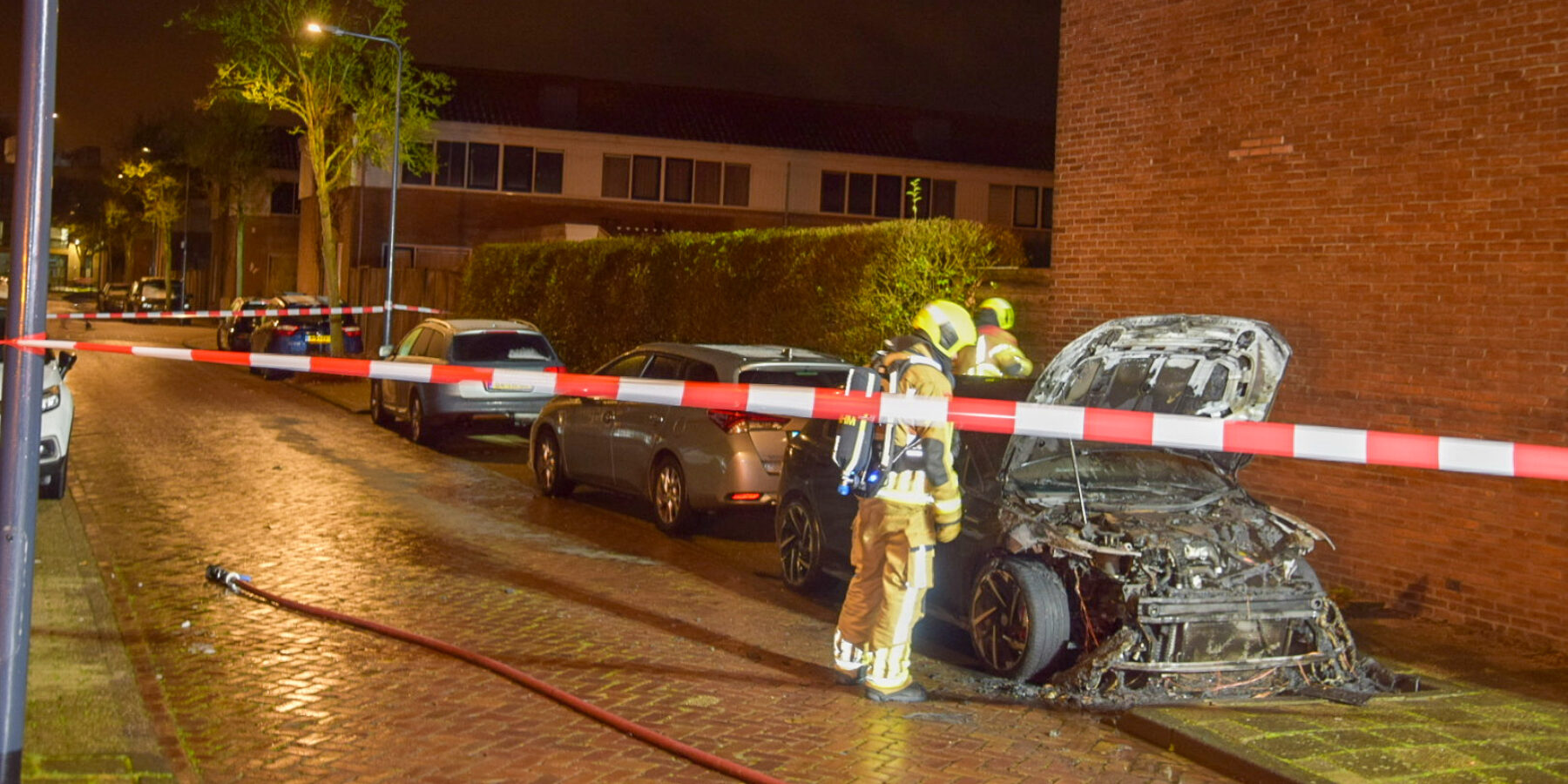 Autobrand op Conradstraat in Leiden.
