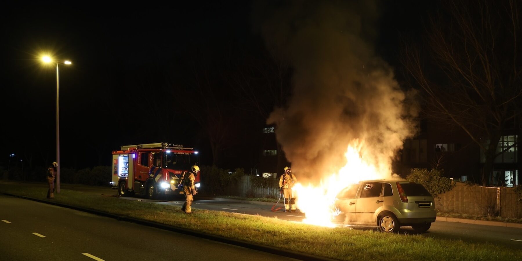 Brandende auto op de Willem van der Madeweg in Leiden.