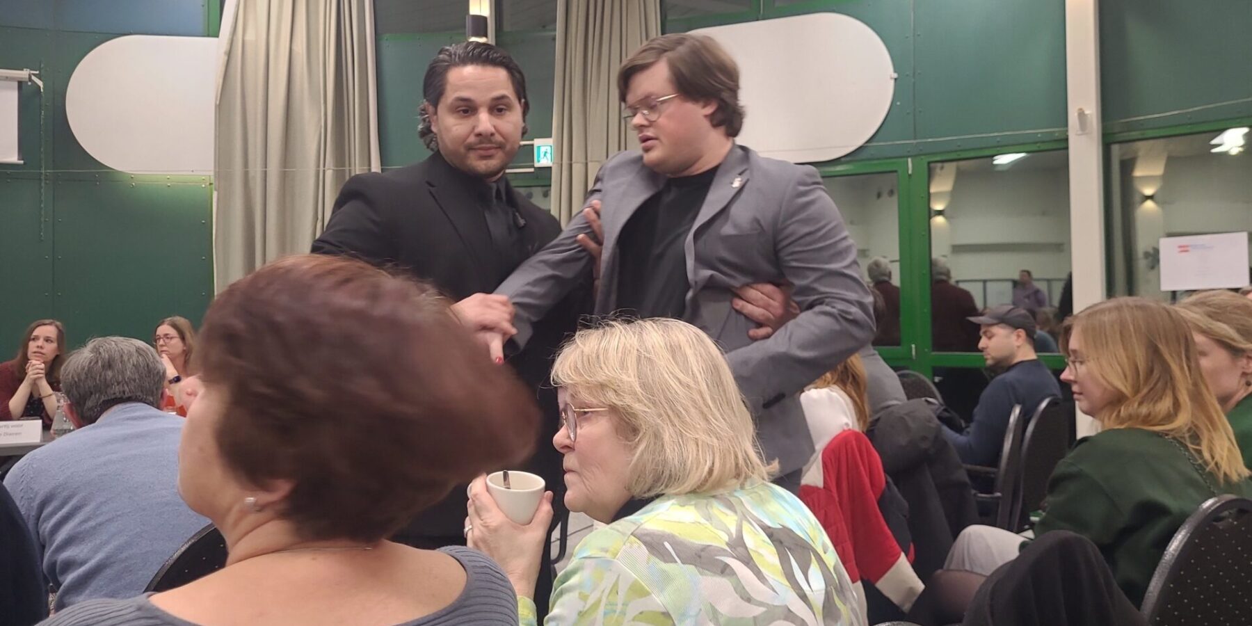 Bo Salomons word uit de zaal verwijderd.