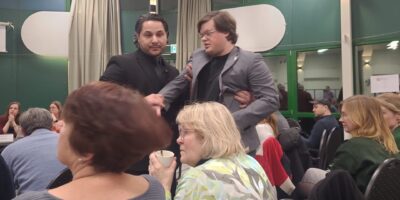 Bo Salomons word uit de zaal verwijderd.