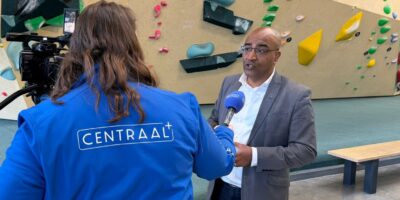 Verslaggever interviewt wethouder.