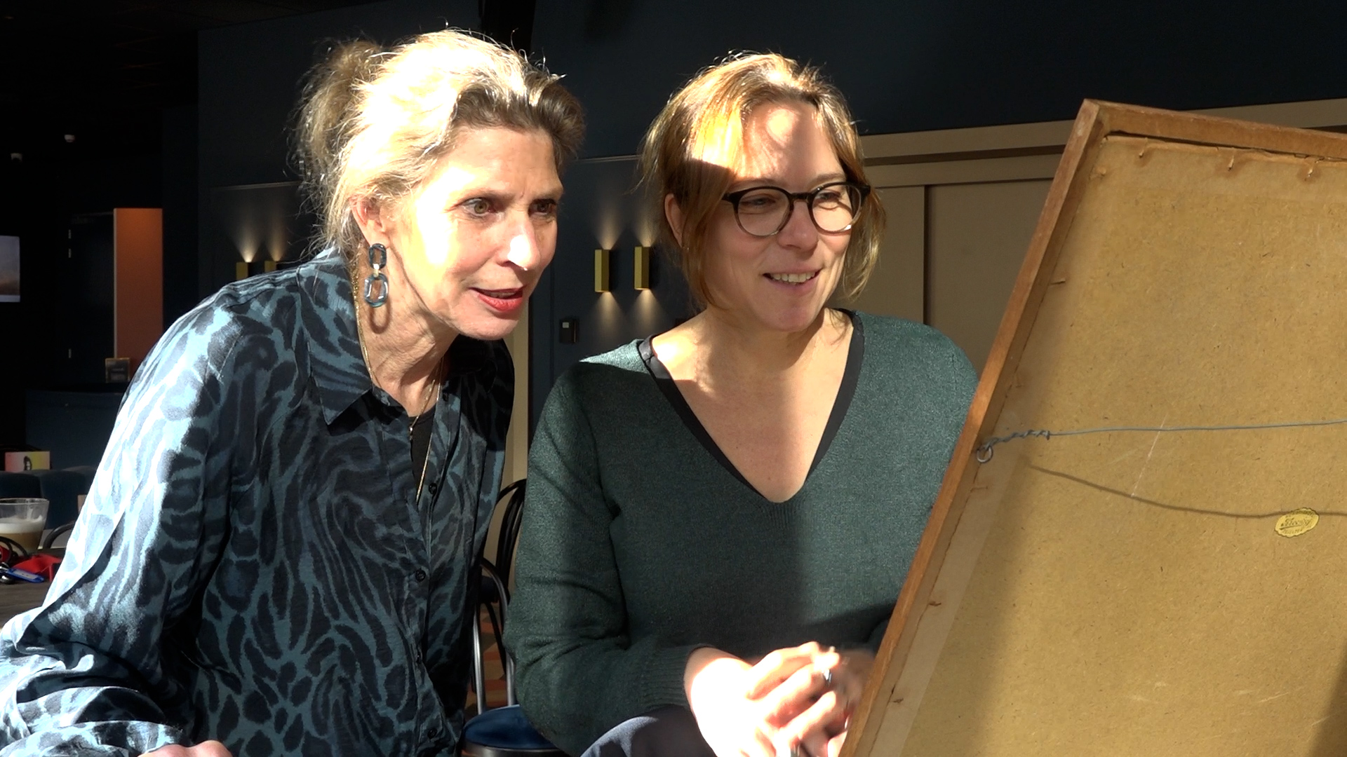 Ellen Simons en Marlijn Kok namen de tekening in ontvangst