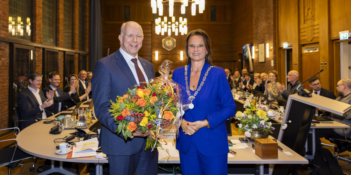 Wethouder Pieter Varenkamp is gestart in Voorschoten: warm bad