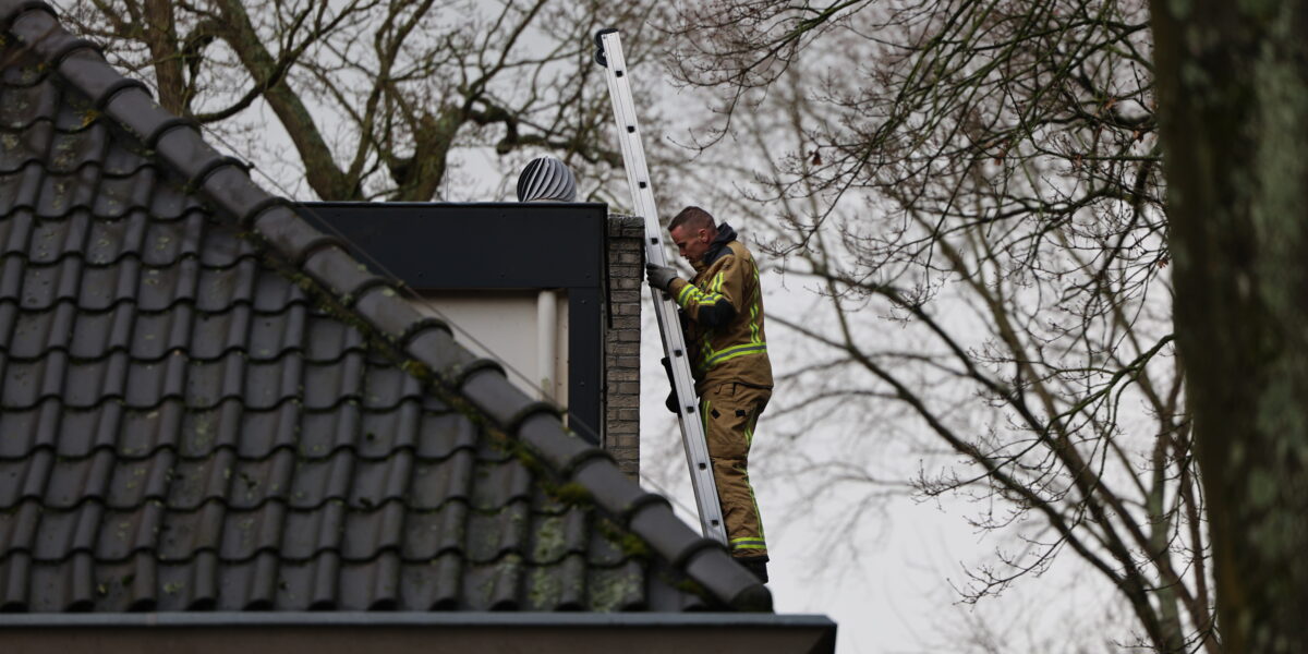 Brandweer blust hout in schoorsteen Van der Oudermeulenlaan