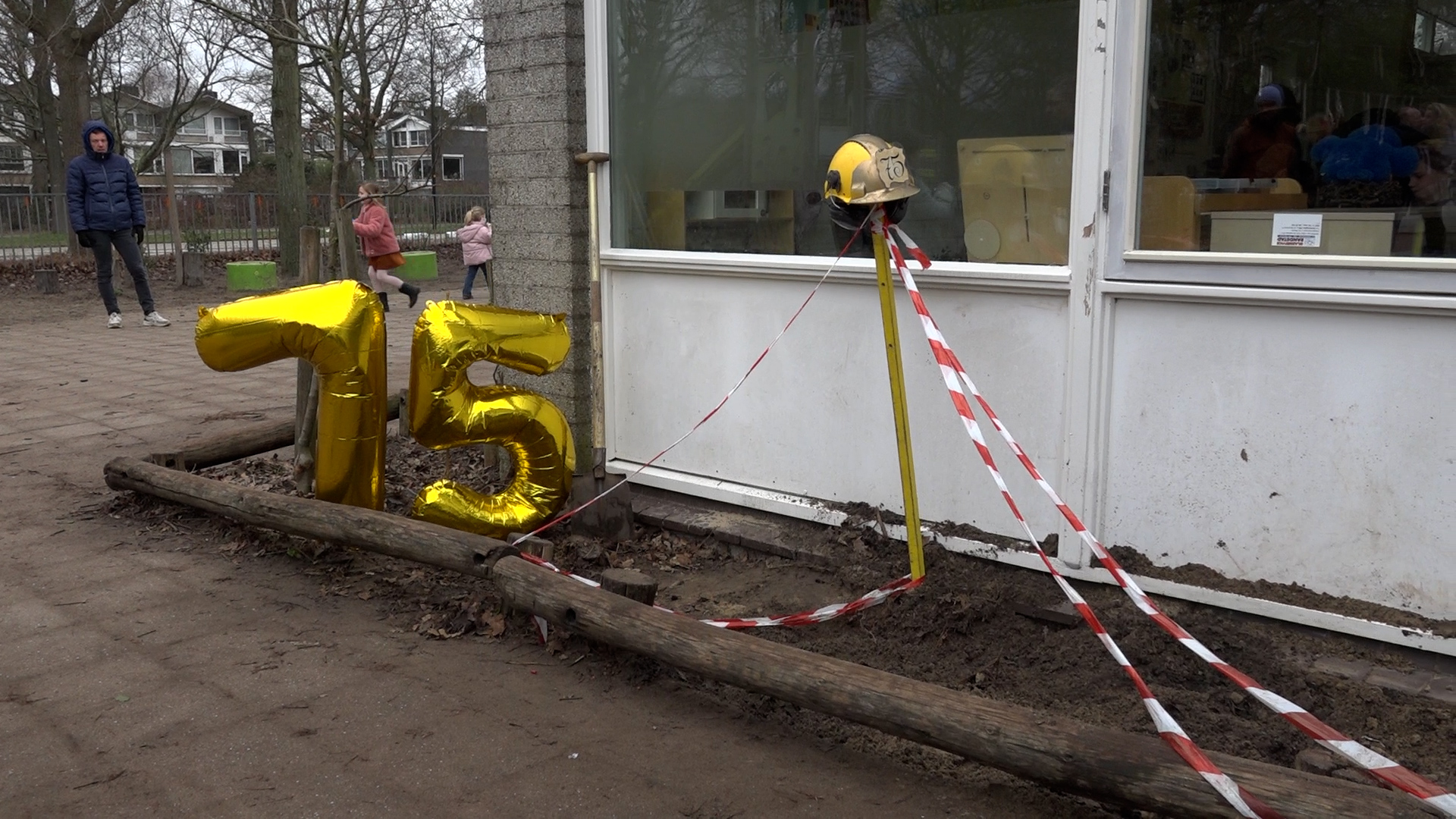 De tijdcapsule ligt begraven bij de school. (Foto: Centraal+).
