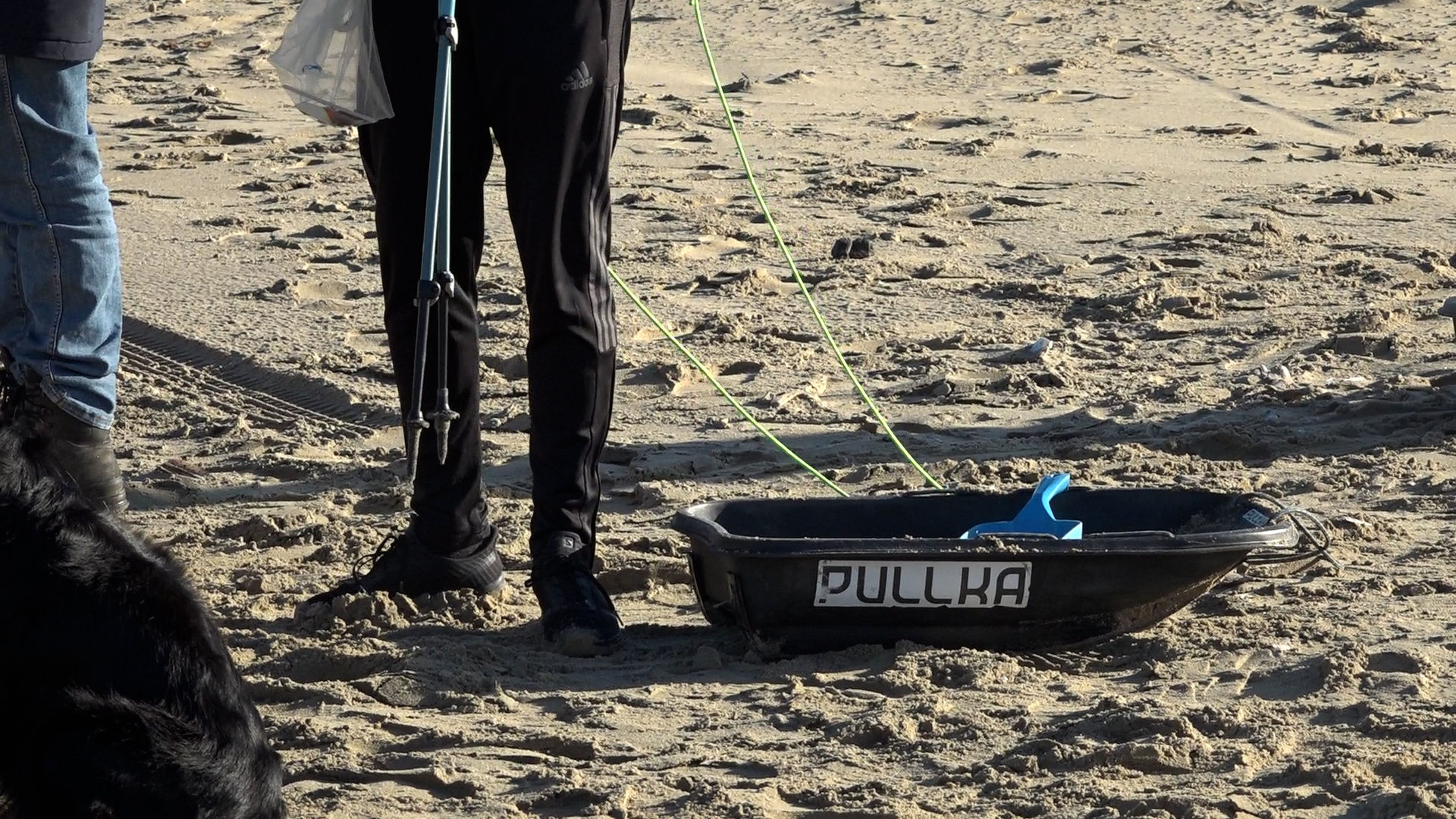 Met een slee worden grote stukken afval opgeruimd