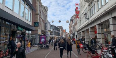 De Haarlemmerstraat in Leiden met bezoekers.