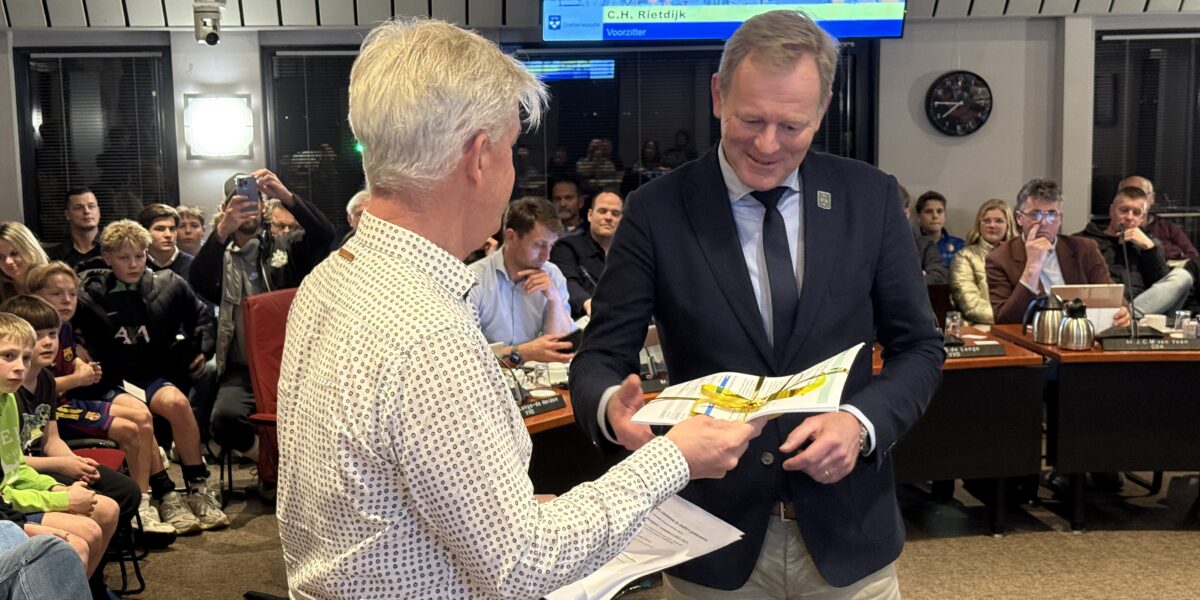 Raadzaal overvol met publiek om gesloten voetbalkooi: 'Dit is ónze plek'