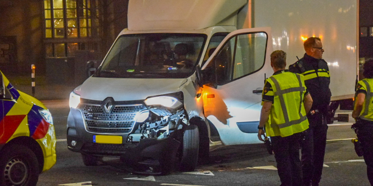 Personenauto en bakwagen botsen: flinke file op Haagse Schouwweg