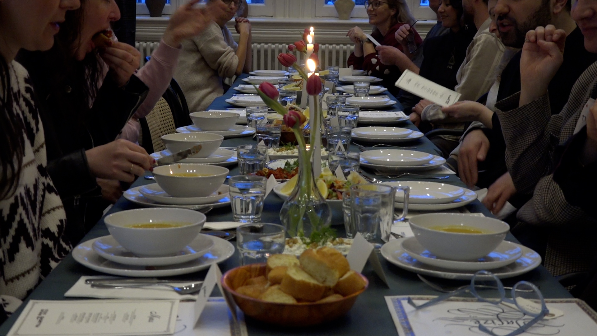 De tafels waren netjes aangekleed.