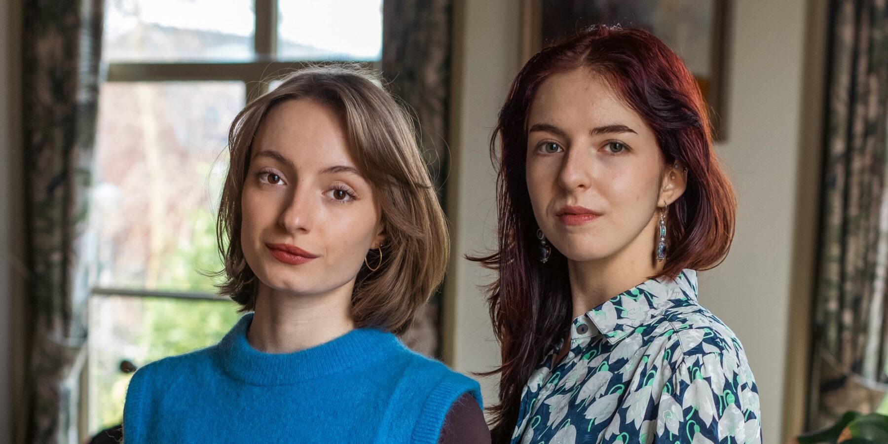 Katja Vajserman en Tinka Kovačič gaan de plaquette maken voor de Stadsgehoorzaal.