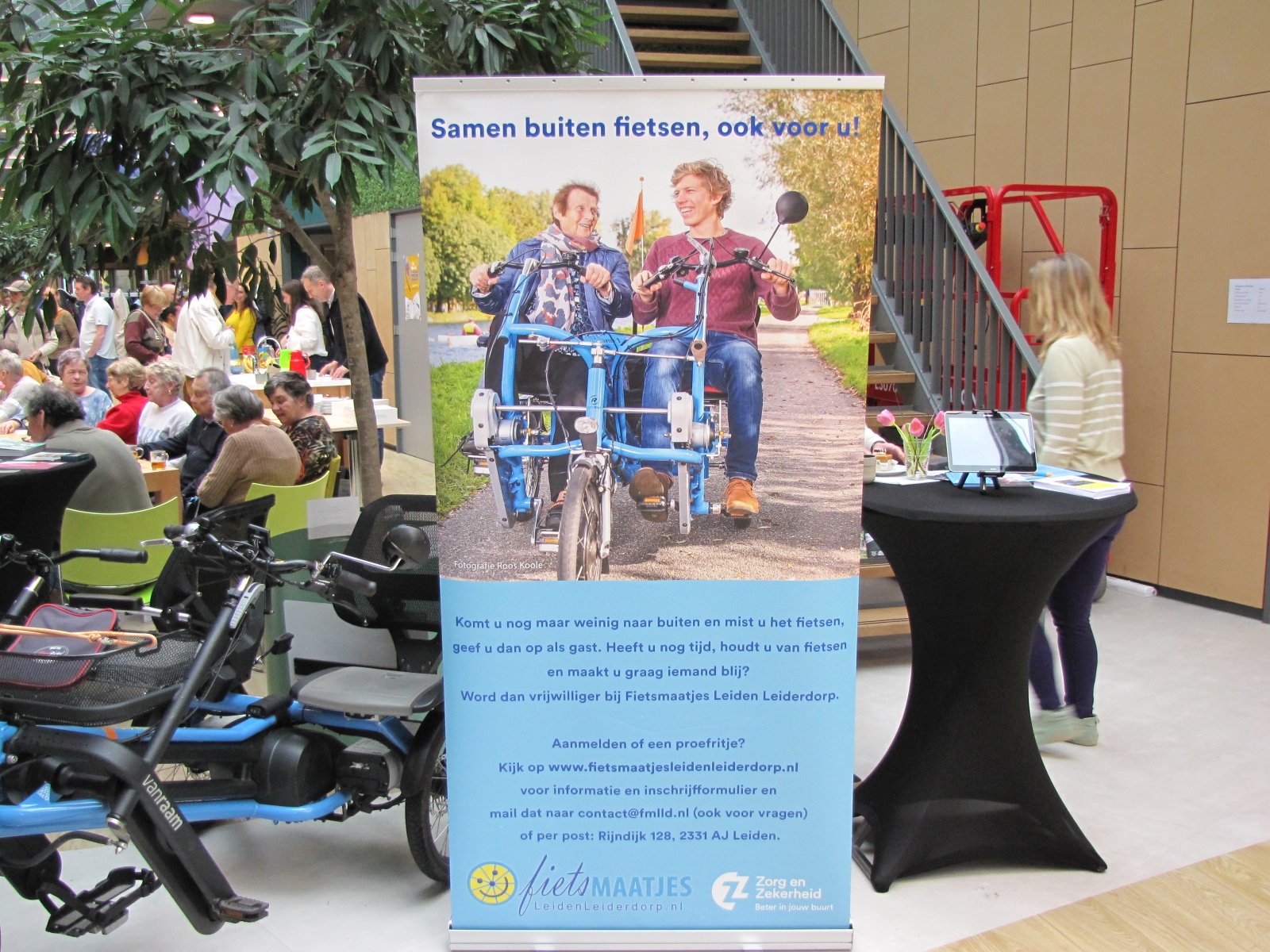 Fietsmaatjes LeidenLeiderdorp was er ook op de informatiemarkt. (Foto: Paul Aalbers)