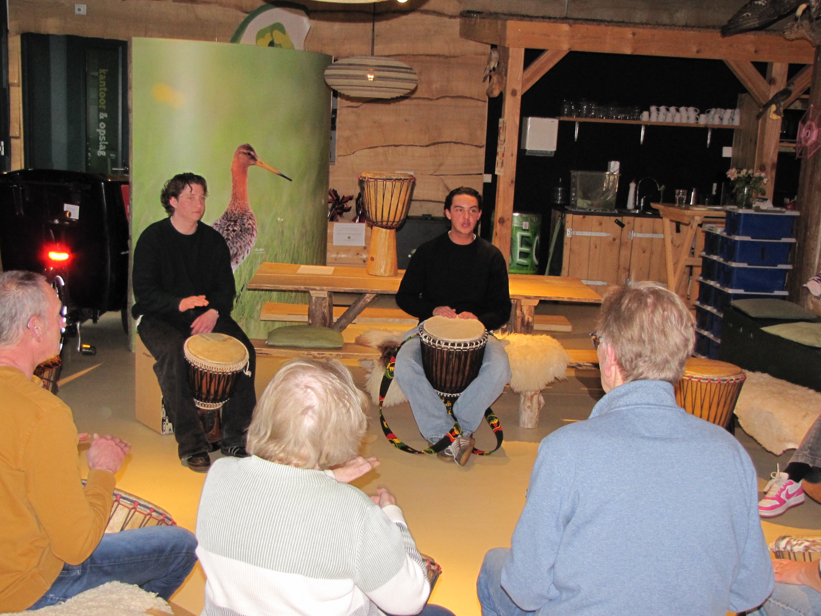 Djembéworkshop door Feike Potjewijd (links) en Xavier Graafland. (Foto: Paul Aalbers)