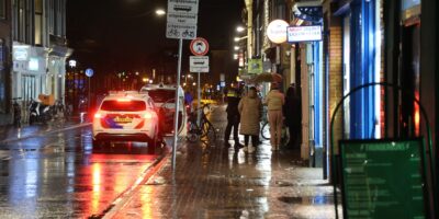 Politieauto's voor de coffeeshop in de Steenstraat voor melding steekpartij.