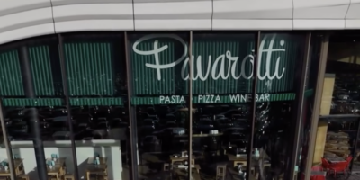 Buitenkant van restaurant Pavarotti in de Mall Leidschendam.