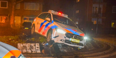 Politieauto crasht op rotonde na achtervolging.