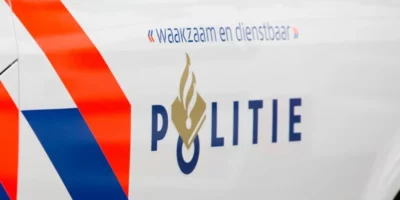 Het logo van de politie op een politieauto.