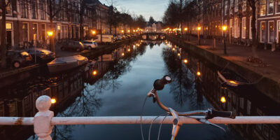 Fiets op de brug bij de gracht op het Rapenburg in Leiden.