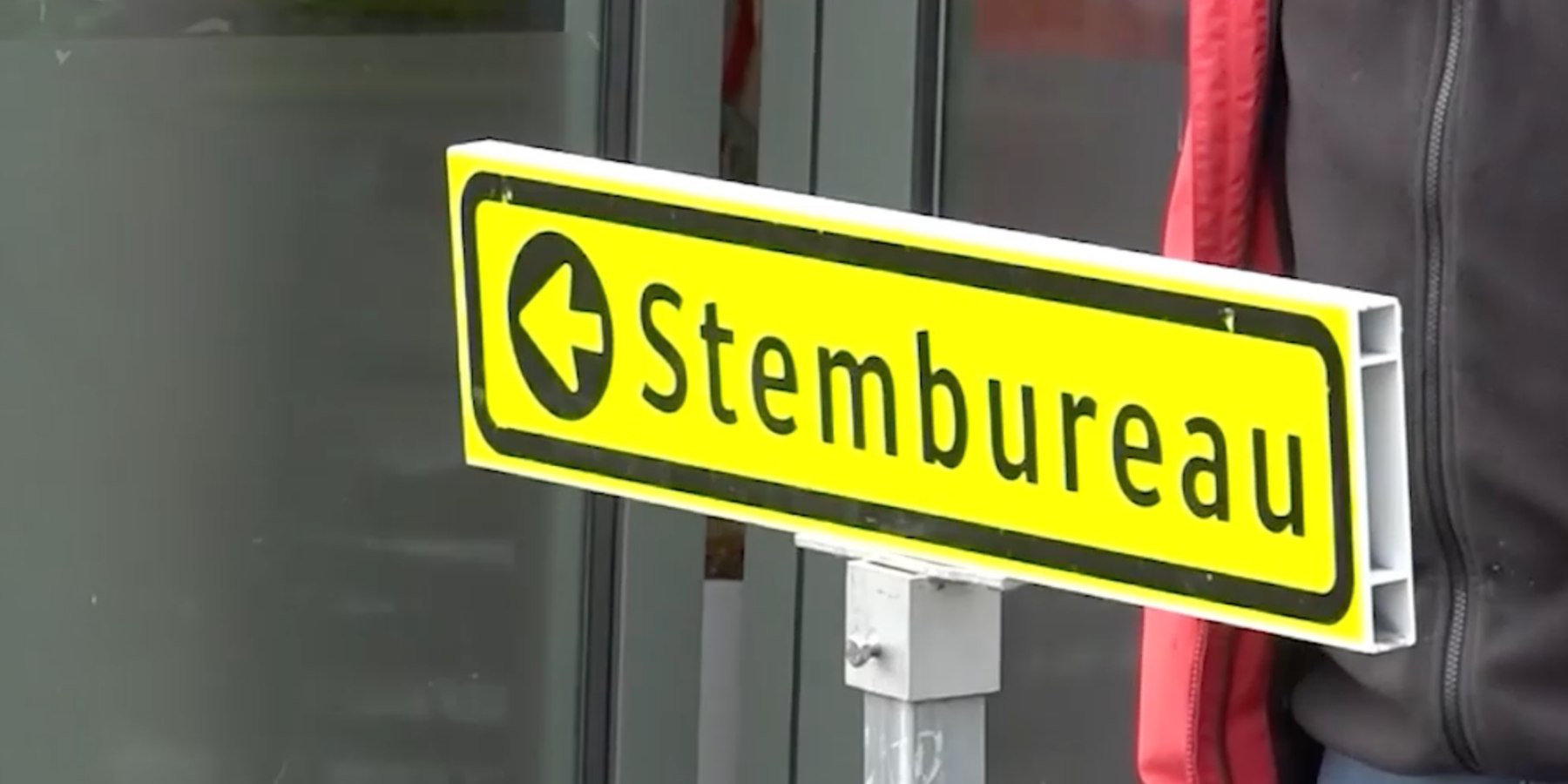 Bordje stembureau voor gemeenteraadsverkiezingen en tweedekamerverkiezingen.