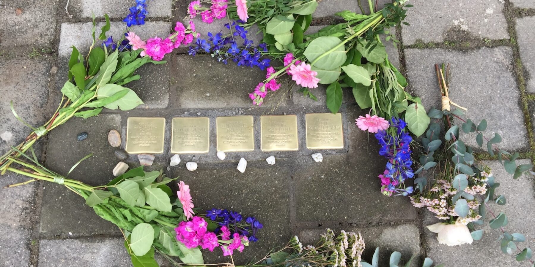 Stolpersteine met bloemen in Oegstgeest.