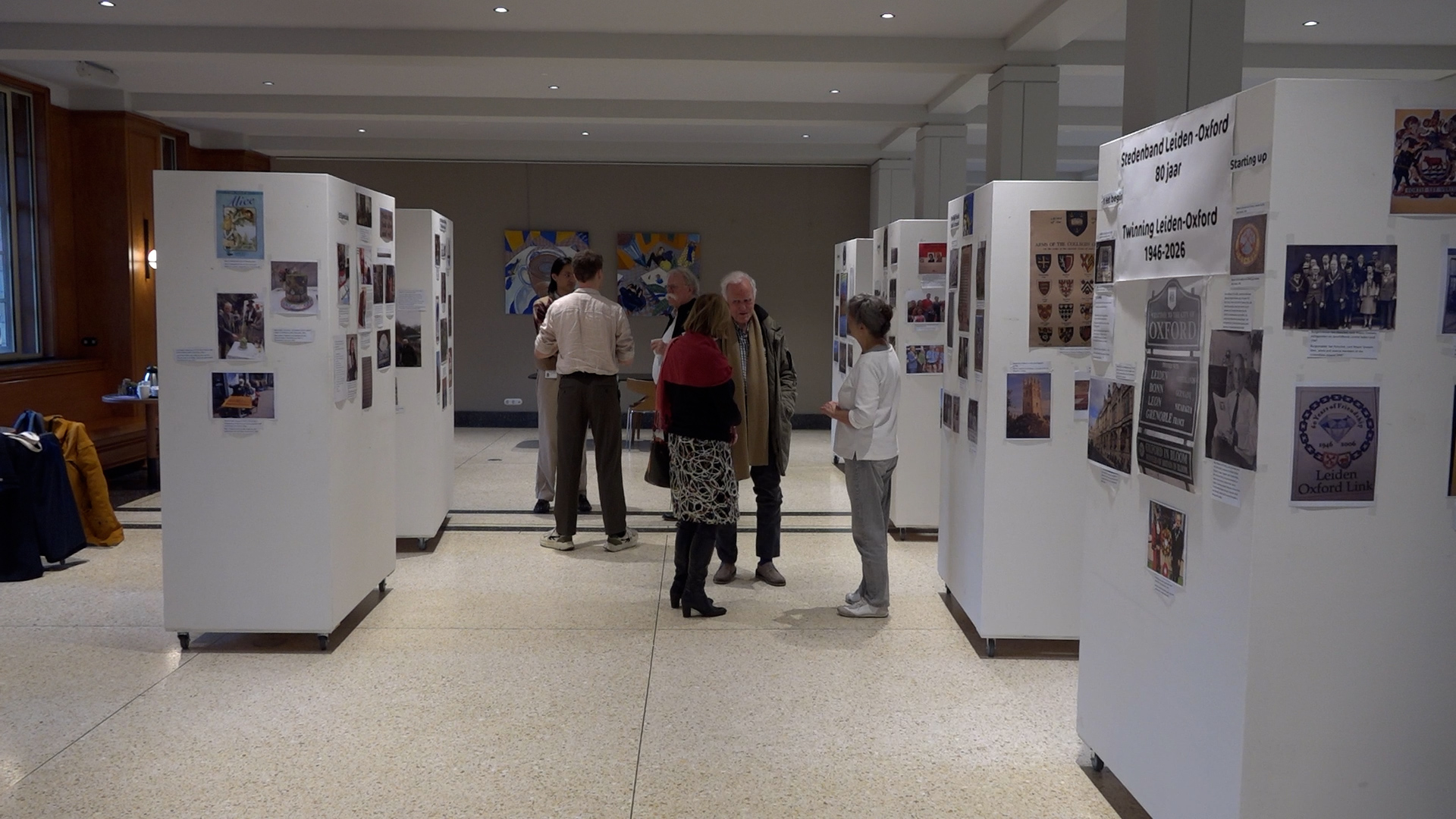 De witte zuilen met foto