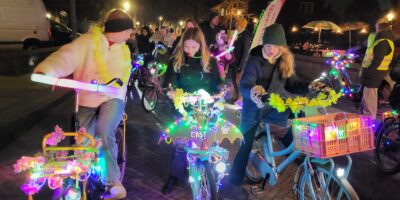 Tientallen met licht versierde fietsen tijdens Wassenaarse Fietslichtjesparade