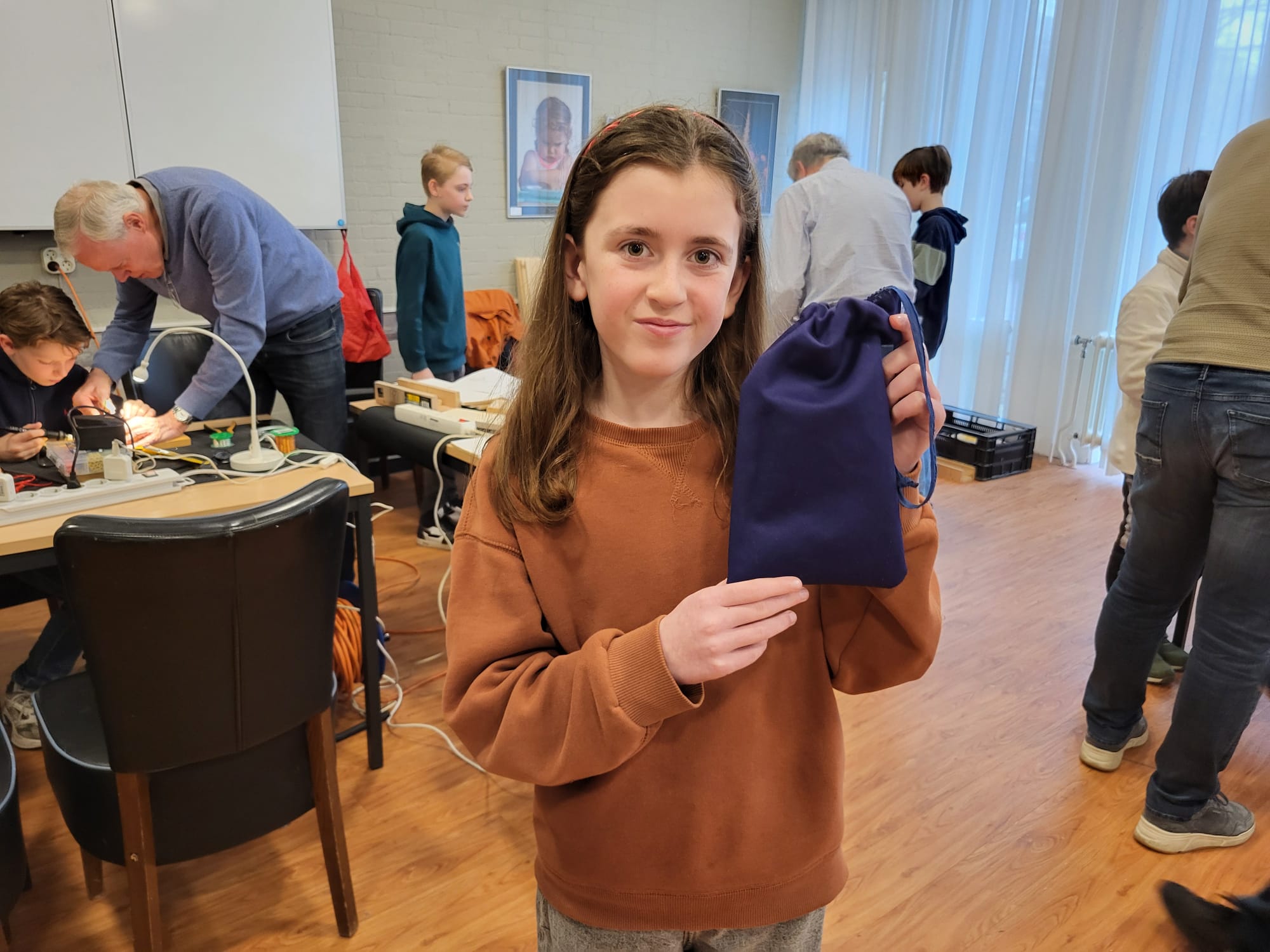 Enkele creatievelingen mochten zelf iets maken, zoals een tasje