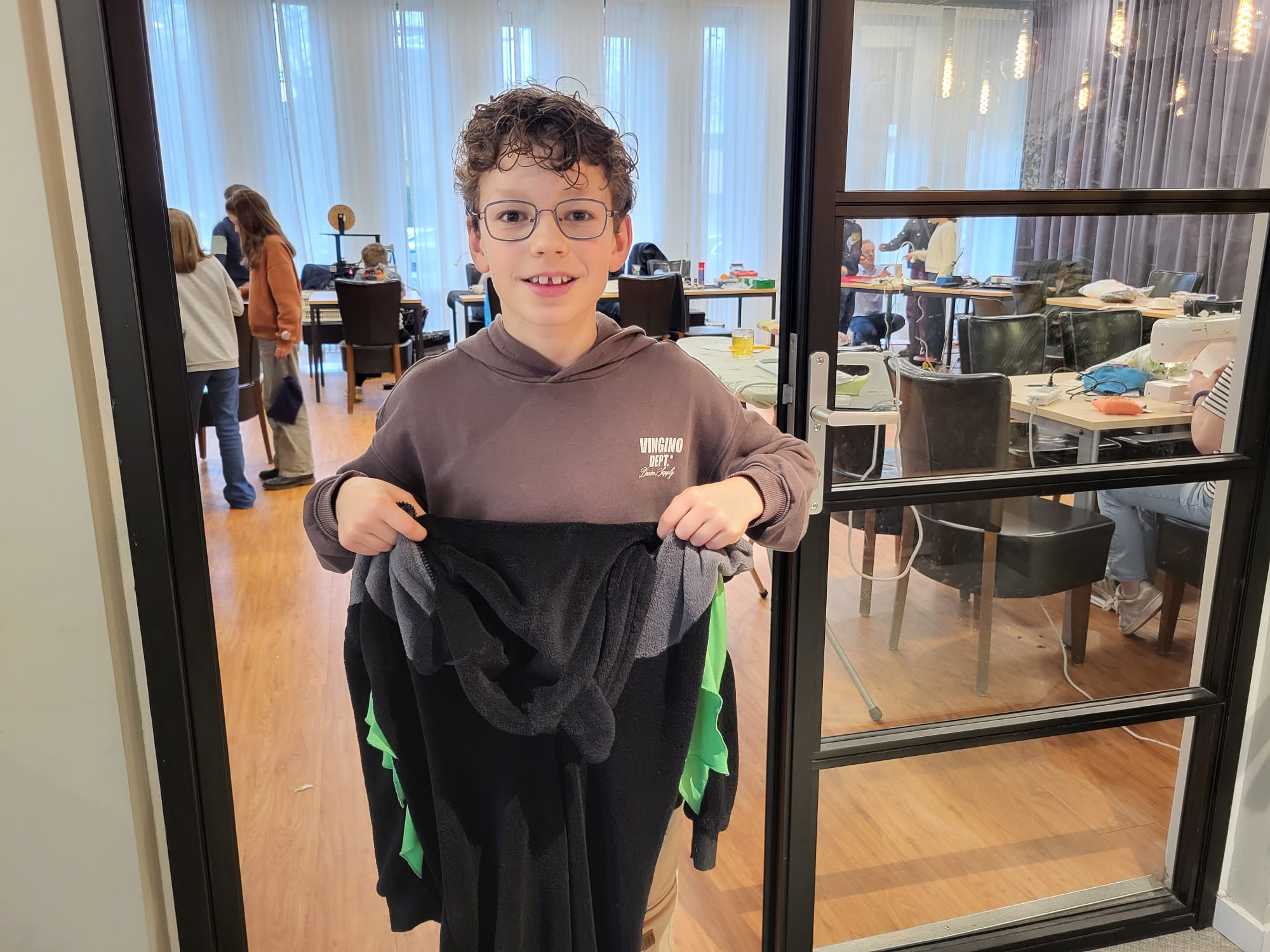 Een leerling met zijn gerepareerde onesie