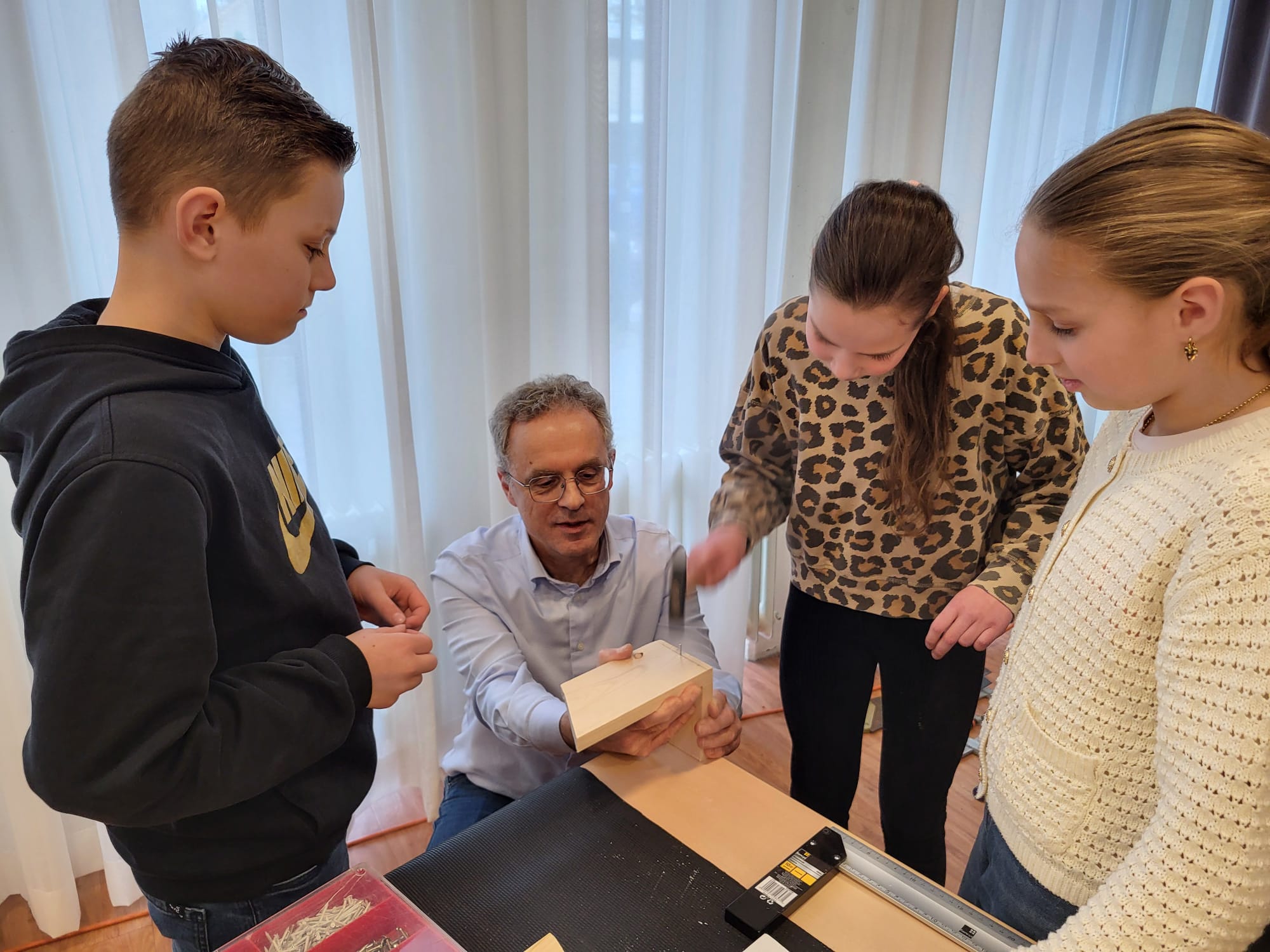 Er werden vogelhuisjes getimmerd die bij de school worden opgehangen