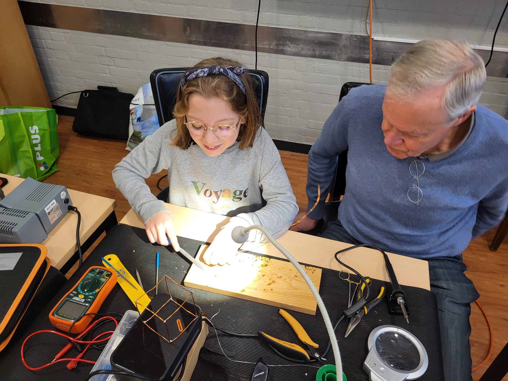 Onder begeleiding mochten de leerlingen zelf solderen