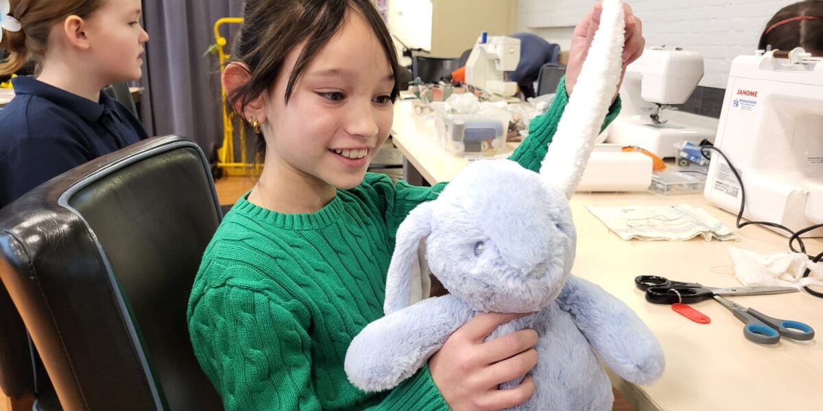 Kinderen repareren fietsen, knuffels en truien bij Repair Café Oegstgeest