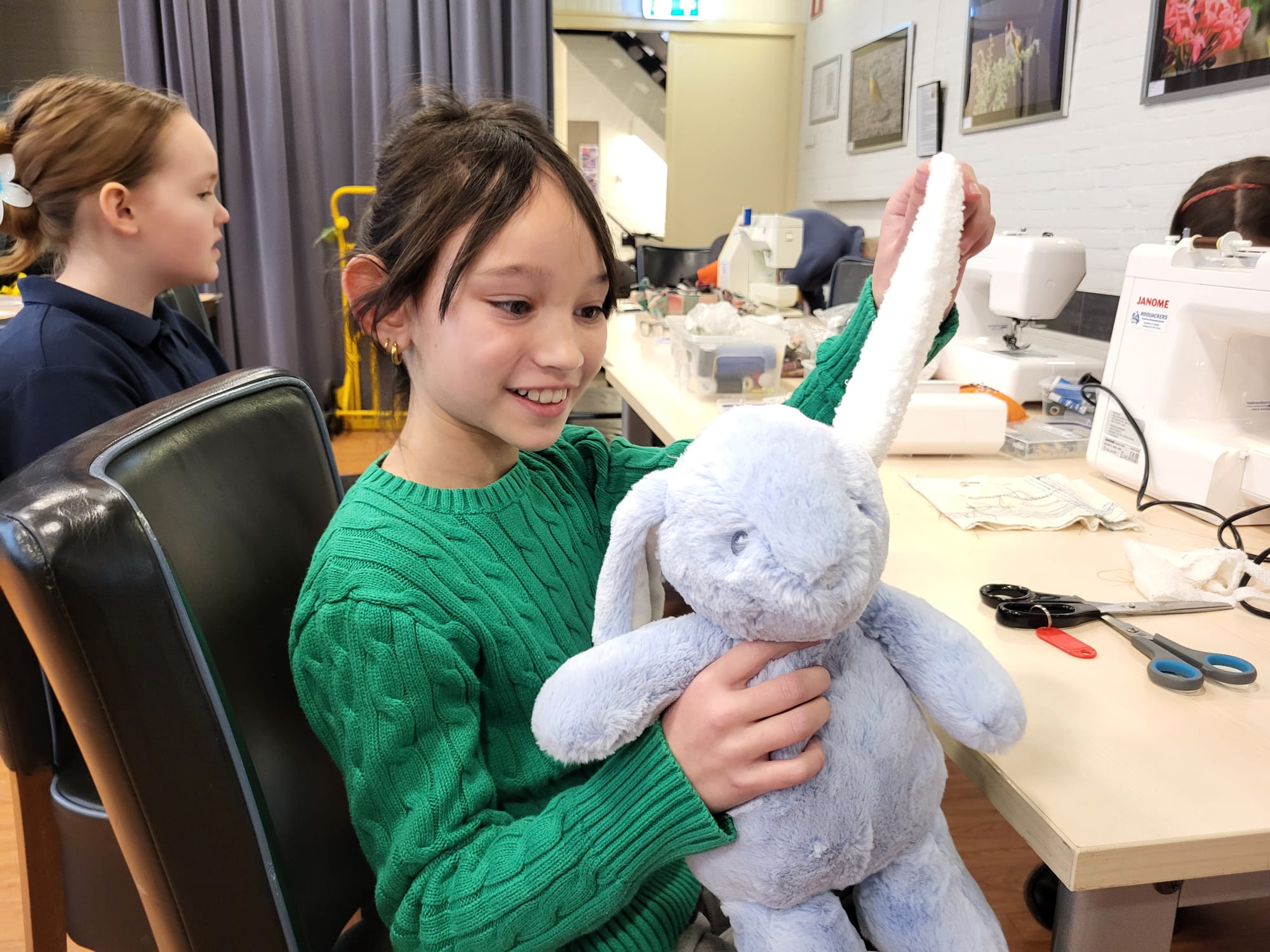 Een knuffelkonijn kreeg een nieuw oor