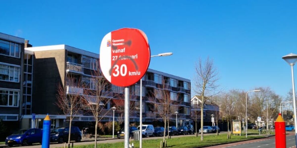 30 km borden Wassenaar beklad: ludieke actie of vandalisme?