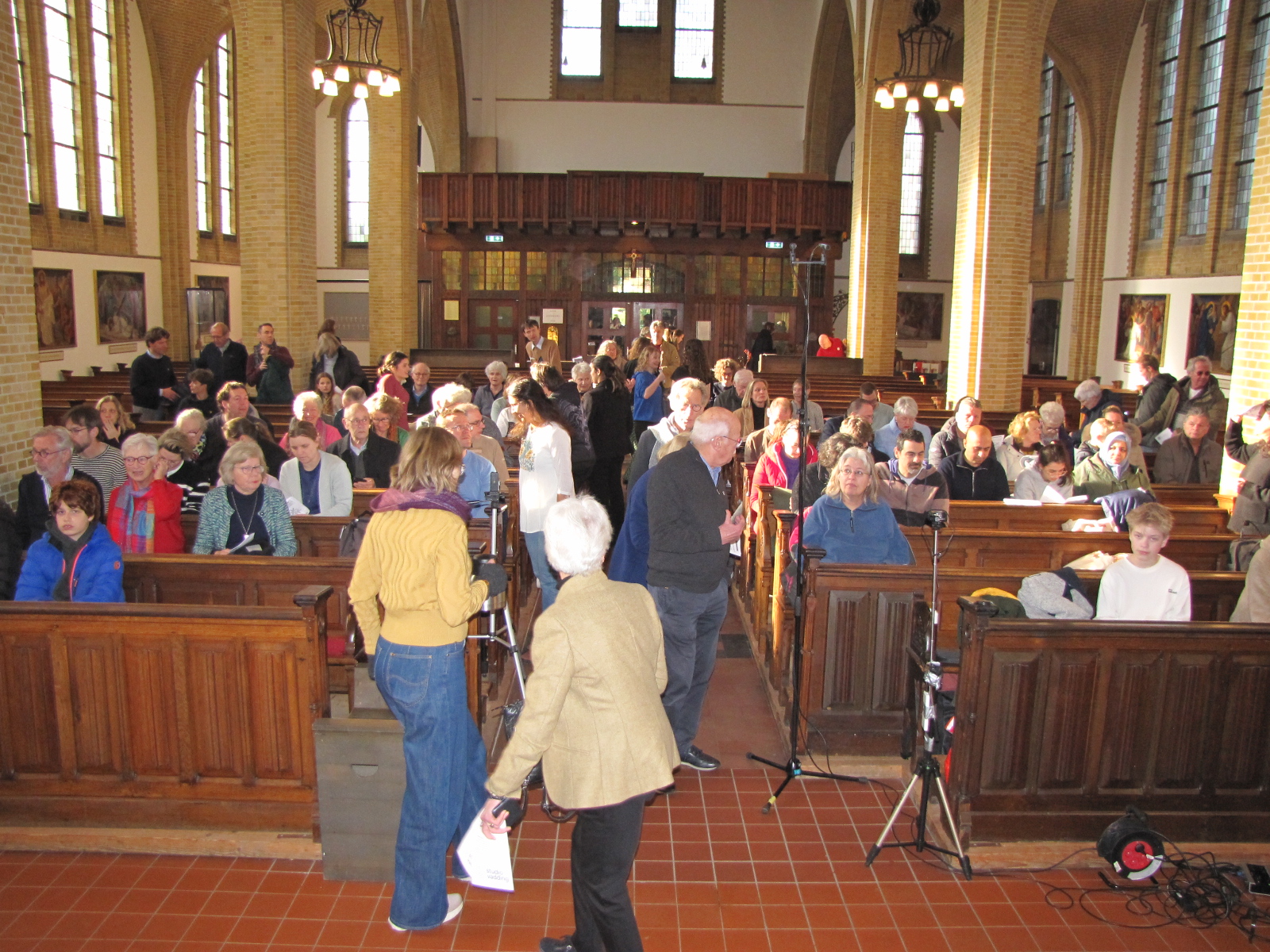 De kerk stroomt langzaam vol. (Foto: Paul Aalbers)