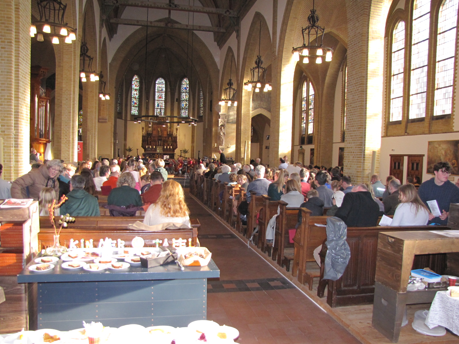 Nog voor aanvang concert zijn bijna alle banken bezet. (Foto: Paul Aalbers)