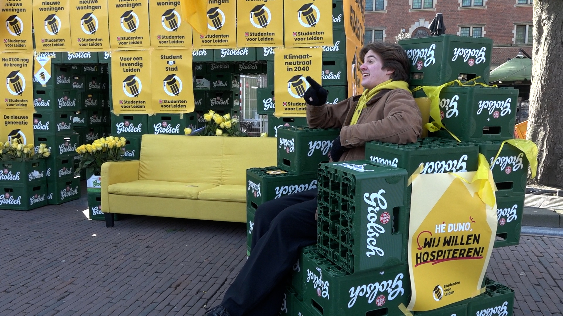 Men kon plaatsnemen in een grote stoel buiten het huis