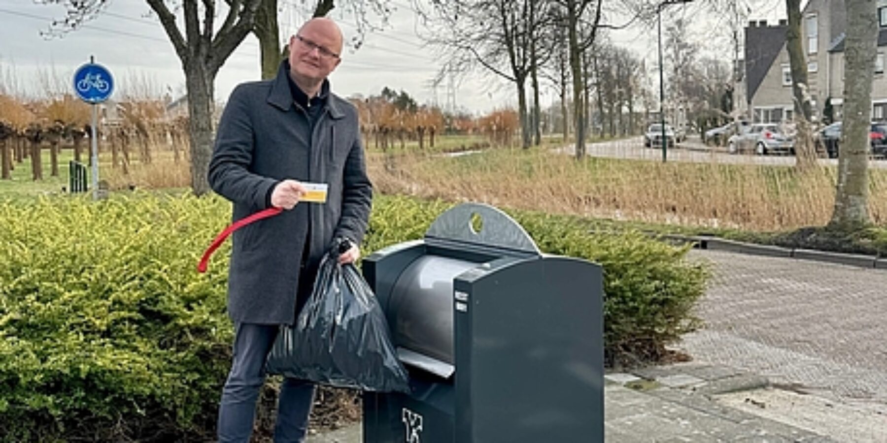 Wethouder Elfred Bus bij ondergrondse container in Oegstgeest