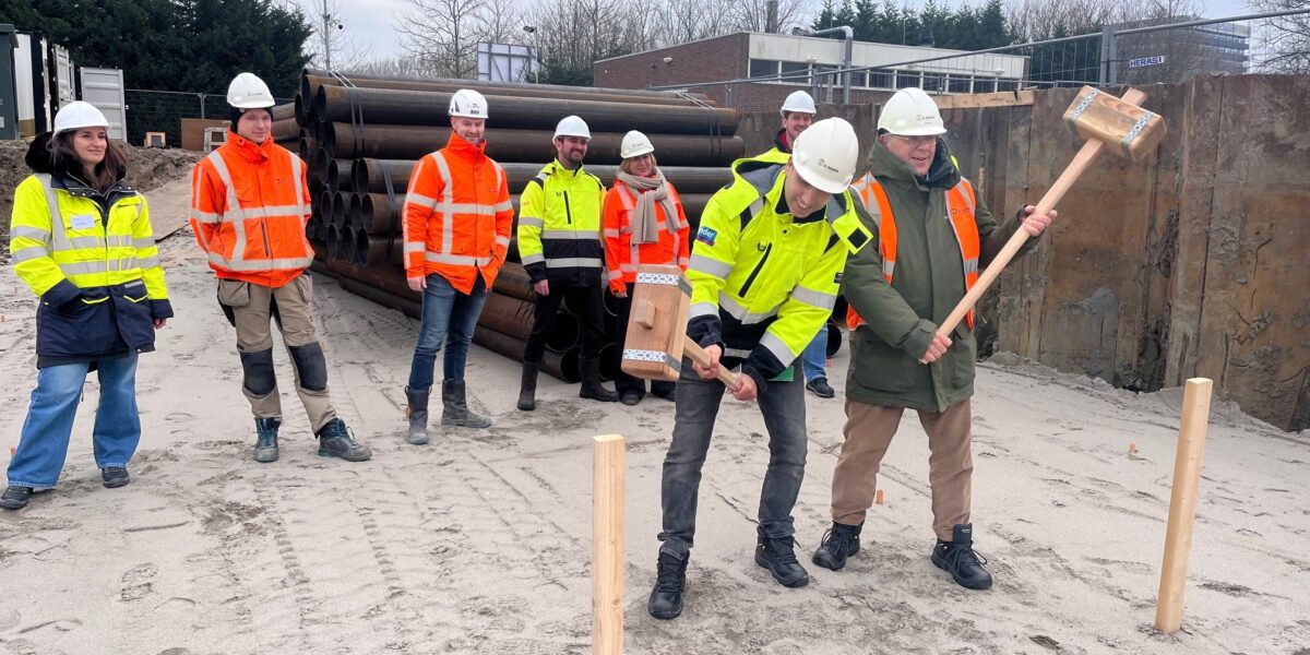 Eerste palen geslagen nieuw schakelstation Liander in Oegstgeest