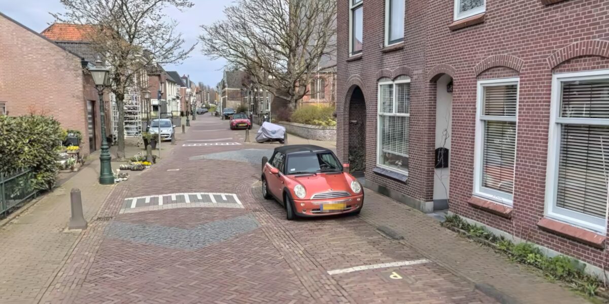 Smalle stoepen voor extra parkeerplaatsen in Leiderdorpse Kerkwijk